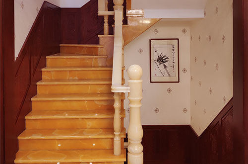 石狮中式别墅室内汉白玉石楼梯的定制安装装饰效果